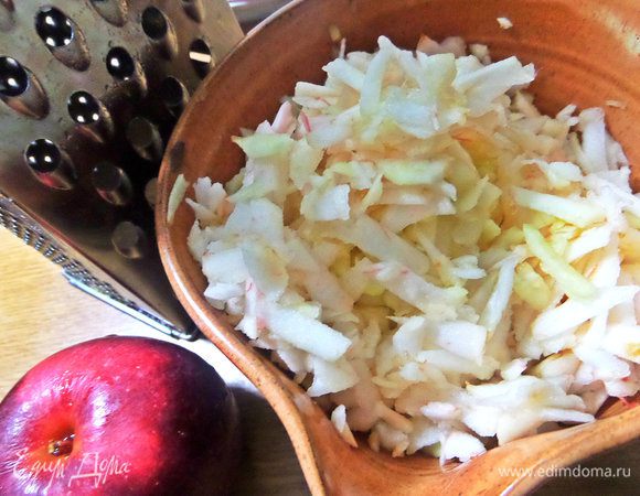 Натереть 2 яблока на крупной терке.