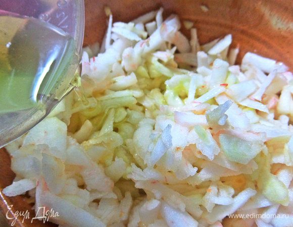 Влить в них масляный состав.