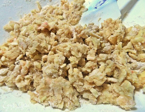 Тщательно растереть лопаткой или ложкой. Чтобы сода равномерно заработала в таком интересном тесте я дала постоять 5 минут, перемешала и так повторила пару раз.