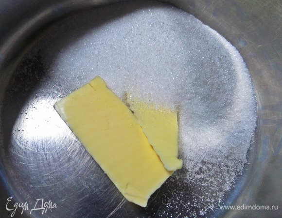 В кастрюльке с толстым дном нагреть масло с сахаром. В оригинале сахара 85 г. Следите, чтобы сахар не превратился в карамель.