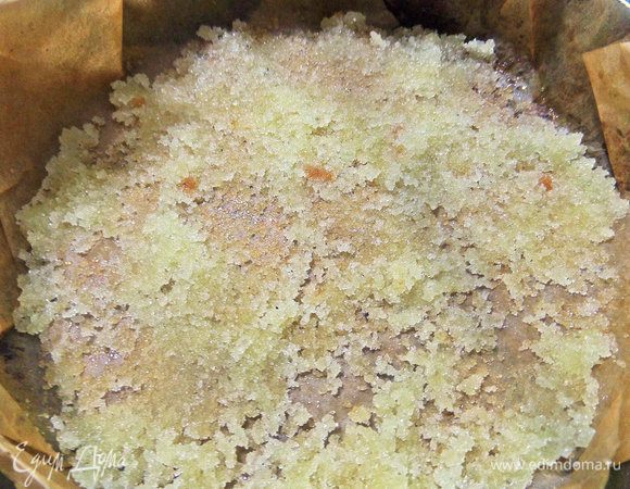 Перенести равномерно на дно масляный сахар. Не бойтесь, что сахар не растопился здесь, в духовке он растворится обязательно.