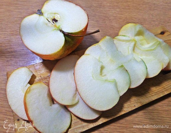 Большое яблоко очистить от серединки, нарезать дольками.