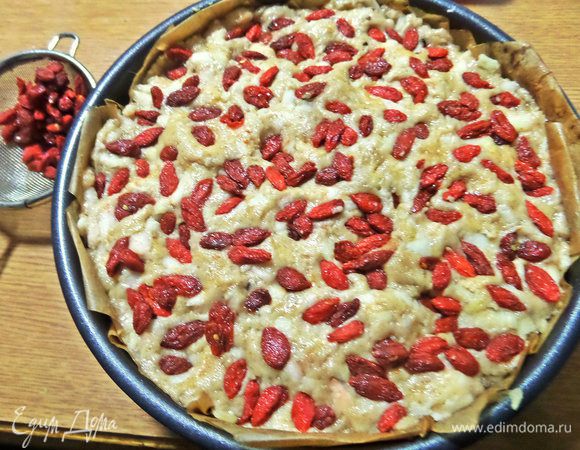 В оригинале были еще грецкие орехи, я добавила ягоды годжи. Выпекаем полчаса при 180°С до сухой шпажки.