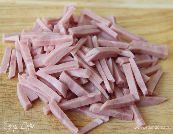 Ветчину нарезать брусочками.