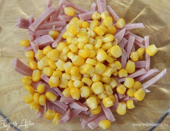 Добавить консервированную кукурузу.