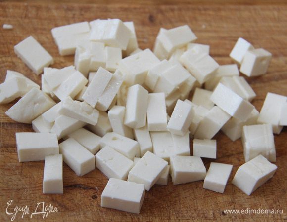 Так же нарезать болгарскую брынзу.