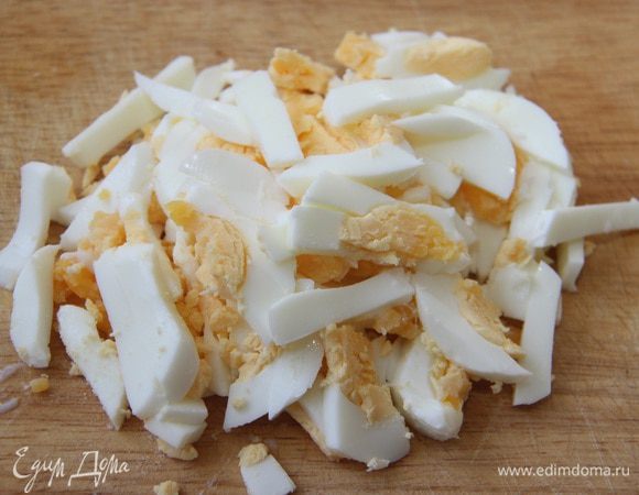 Порубить вареные яйца.