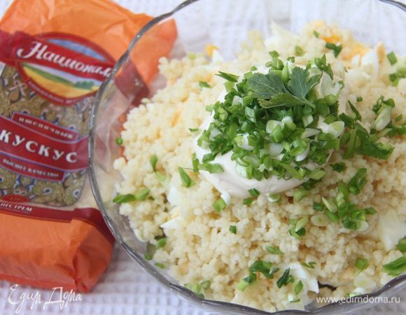 Все подготовленные ингредиенты выложить слоями в салатник, последним слоем - кускус, майонез и рубленную зелень. Перемешать перед подачей.