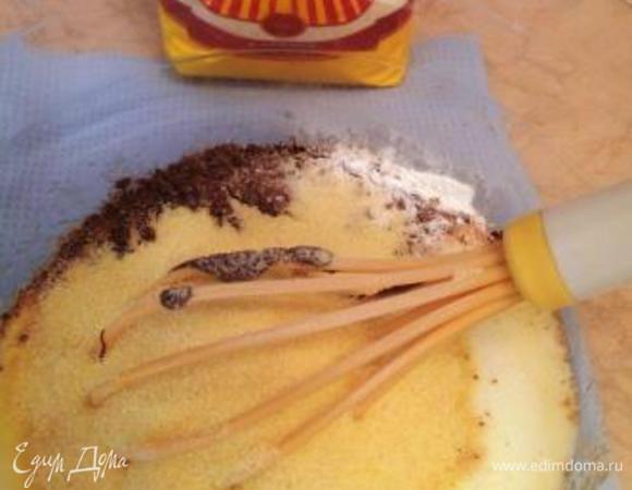 Добавляем манку ТМ «Националь», какао, кефир, соль, разрыхлитель и растопленный шоколад. Шоколад можно растопить на водяной бане, можно в микроволновке. 