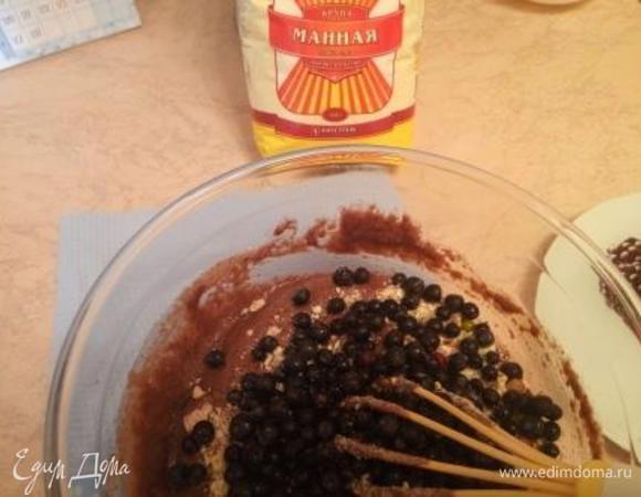 Кедровые орехи немного измельчаем блендером (не в кашу и не в масло), а буквально на 2 — 3 части, некоторые можно и целиком оставить, если есть время и желание — рубим ножом. Обжаривать не нужно. Добавляем в наше тесто орехи и замороженную чернику, перемешиваем.