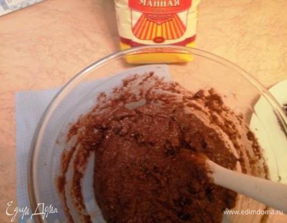 Чашу мультиварки смазываем немного маслом, выливаем тесто, разравниваем, ставим в мультиварку и включаем режим «Выпечка». У меня манник выпекался 1 час.