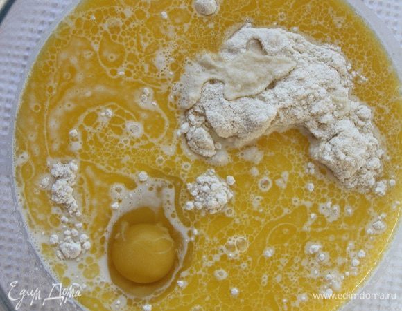 В мучную смесь добавить растопленное масло, соль, яйцо, теплое молоко, свежие дрожжи, разведенные в воде.