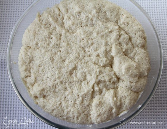 Тесто через 1,5 часа отлично поднялось. Структура у него не гладкая, а зернистая из-за манки. Обмять тесто и оставить еще на час на подъем.