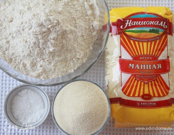 Муку просеять, добавить соль, манную крупу ТМ «Националь».