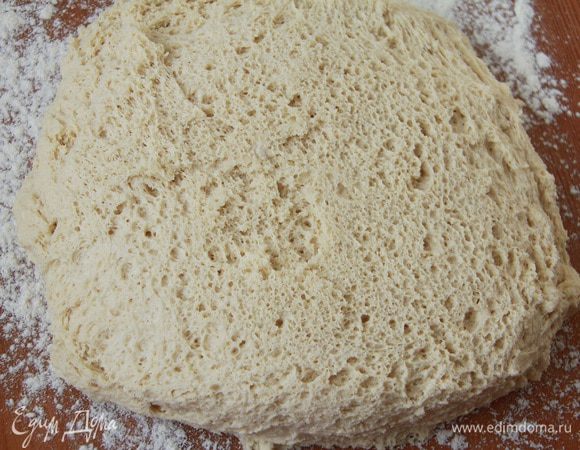 Выложить тесто на стол, присыпанный мукой.