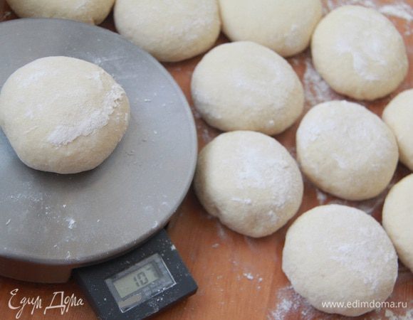 Разделить тесто на 12 одинаковых кусочков (у меня получились по 107 г), сформировать шарики.