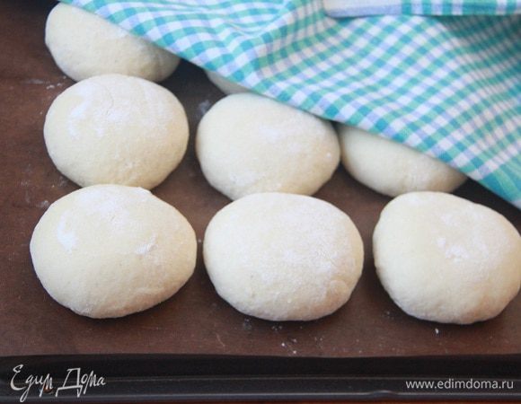 Оставить булочки на подъем на 30 — 40 минут в теплом месте, накрыв полотенцем.