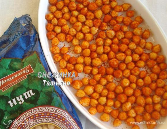 Разогреваем духовку до 160°С. Форму для запекания или противень смазываем оливковым маслом и выкладываем нут в один слой.