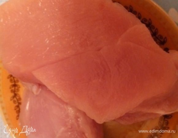 Филе индейки отварить. Индейку можно заменить на телятину, курицу, можно из нескольких сортов, в любом случае будет вкусно. Сегодня я решила остановить свой выбор на индейке.