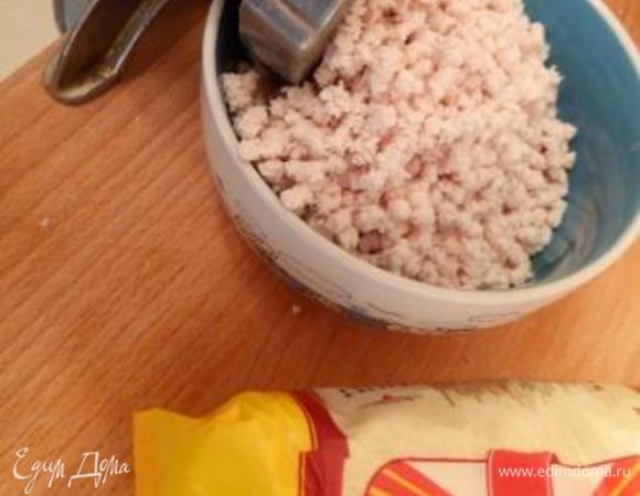 Отварное филе перекрутить на мясорубке или измельчить в блендере. Мне нравится когда через мясорубку, чтоб был именно тот вкус, «как в детстве».