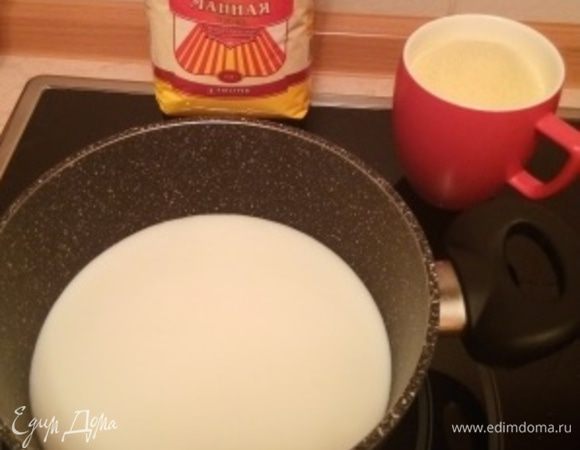 Пока фарш остывает, займемся оболочкой для наших зраз, так называемым манным тестом. Для этого нам нужно сварить правильную густую-густую манную кашу. Берем кастрюлю с толстым дном, наливаем воду и молоко в равных пропорциях, солим, доводим до кипения. Всыпаем манку ТМ «Национль» и очень интенсивно начинаем мешать, чтоб не допустить образования комочком. Быстро перемешали, закрыли крышкой, огонь выключили и оставляем на горячей плите на 5 минут распариться нашей манной каше. Кашка под крышкой будет ворчать, сопеть, кряхтеть — так и должно быть, 5 минут достаточно. Снимаем с огня, перемешиваем и даем остыть примерно до 30 — 35°С. 
Пропорции каши я беру всегда такие: 2 части жидкости на 1 часть манной крупы. Можно исключительно на воде варить манную крупу, но в равных пропорциях с молоком нежнее.