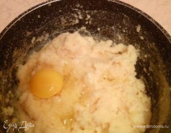 В теплую густую манную кашу, добавляем яйца, если крупные достаточно одного. Консистенция должна быть такой, что тянется и липнет к рукам. Можно добавить дополнительно желток, но не торопитесь, сначала вымесите деревянной лопаткой очень хорошо. 
Если вдруг есть комочки, то берем погружной блендер и пробиваем.