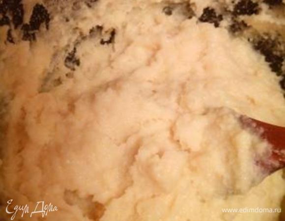 Вот такое липкое густое манное тесто должно получиться.