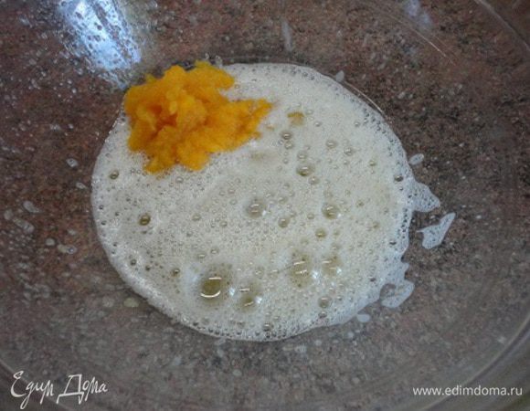 Я приготовила пюре из замороженной тыквы, поставив на разморозку на 5 минут в микроволновку. Затем протерла через сито и добавила к яйцам, взбитым с сахаром и солью.