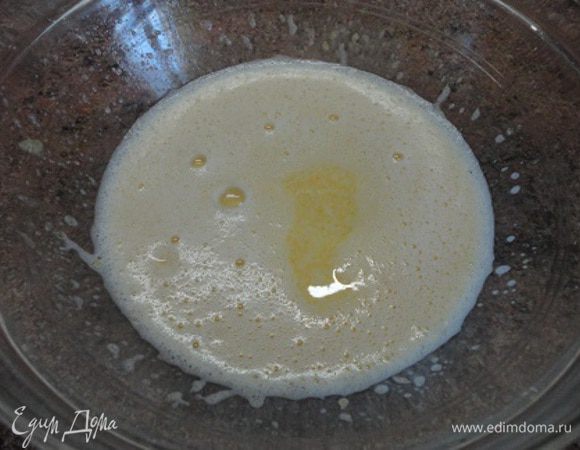 Теперь можно влить молоко и растительное масло.