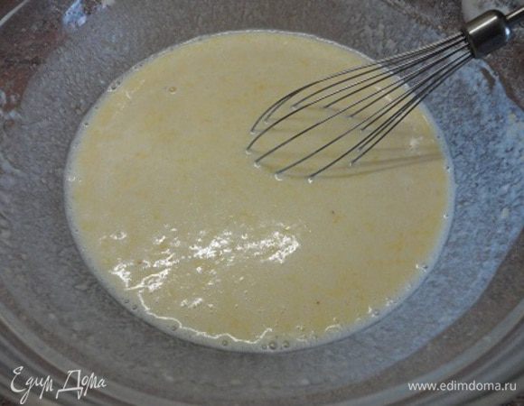 И просеять рисовую муку, смешанную с содой. Хорошо перемешать венчиком, чтобы не было комочков и оставить на 30 минут.