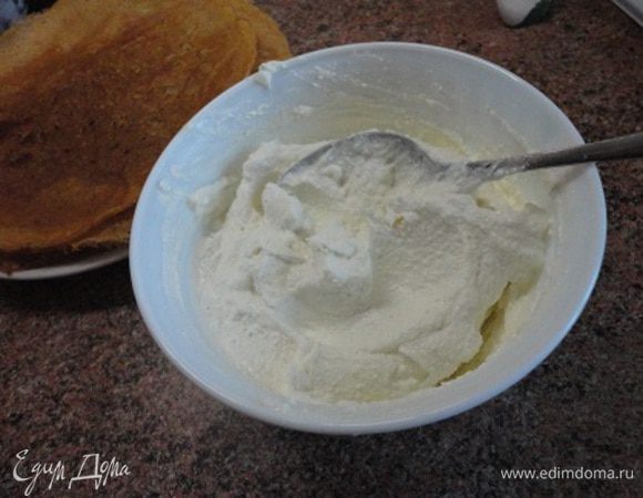 Приготовить начинку, смешав все ингредиенты. Молоко я вначале не планировала, но творог оказался достаточно плотным, поэтому решайте сами, нужно ли вашему творогу молоко. 