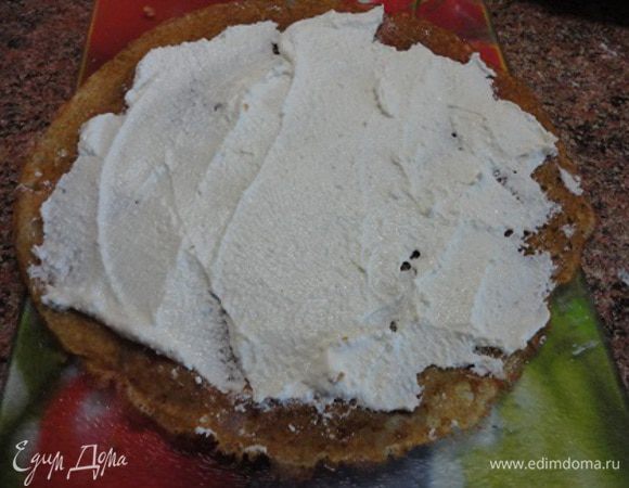 Начинку намазываем на каждый блинчик, сворачиваем рулетиком и разрезаем на две части.
