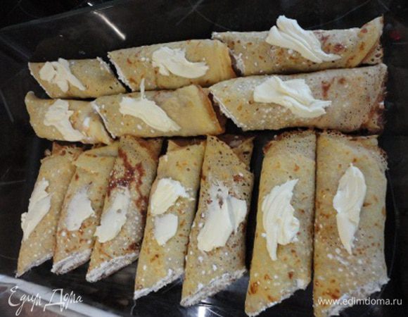 Выкладываем в форму для запекания и сверху на каждый рулетик положить немного сливочного масла. Запекать 15 минут при температуре 180°С.