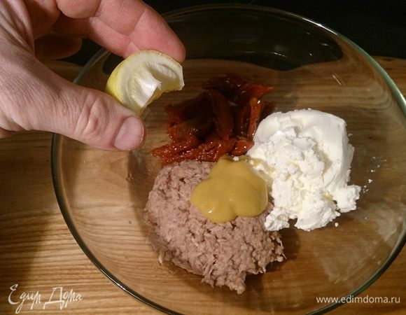 Соединяем тунец (только хорошенько слейте сок из банки), мягкий сыр, вяленые томаты, горчицу и выжимаем сок из дольки лимона.