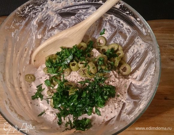 Добавляем к паштету петрушку и оливки, солим по желанию, обязательно щедро свежемолотый перец.