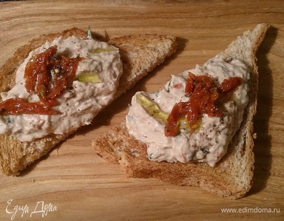 Все готово! Теперь остается только жарить в тостере хлеб и намазывать на него нежный и вкусный паштет. Можно сверху украсить нарезанными вялеными томатами и сбрызнуть оливковым маслом и лимонным соком! Ну а мы пошли пить вино!