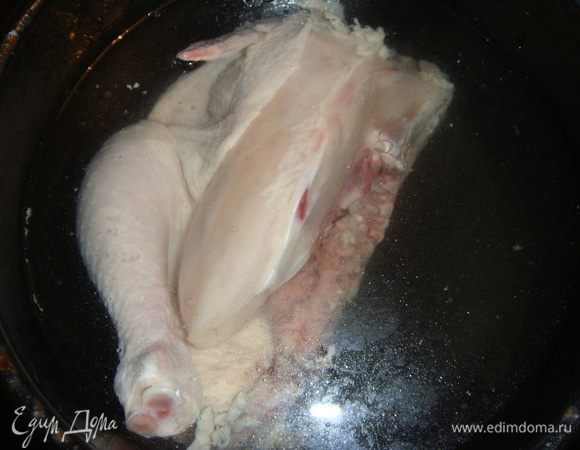 1/2 тушки курицы промыть, положить в кастрюлю и залить водой. Поставить на огонь, как начнет закипать снять пену и варить 5 минут. Слить воду, налить чистую. Посолить, поперчить, добавить лавровый лист и варить курицу до готовности.