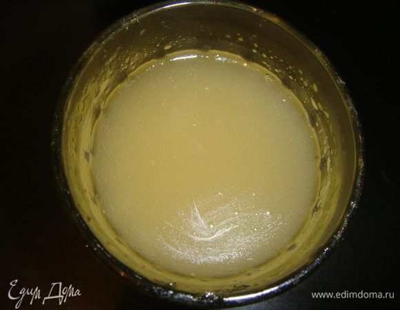 Бульон налить в стакан и немного остудить. Добавить желатин и перемешать. Вынуть из кастрюли лавровый лист. Как желатин растворится, смешать его с оставшимся бульоном. 