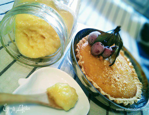 Яблочно-лимонный курд имеет интенсивный лимонный вкус и консистенцию нежнейшего яблочного крема-пюре. Его можно использовать во многих случаях: как начинку в пирожных и тартах http://www.edimdoma.ru/retsepty/80691-orehovyy-tart-s-persikovym-kurdom, как добавку к мороженому http://www.edimdoma.ru/retsepty/82054-limonnoe-morozhenoe-s-yoshtoy, как кремовый соус к блинам. 