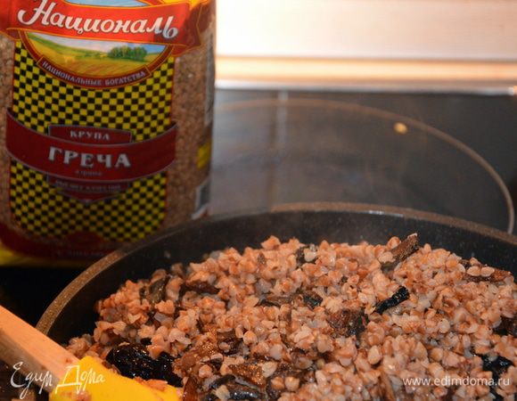 Перемешать гречку с грибами. Добавить чернослив с косточками.
