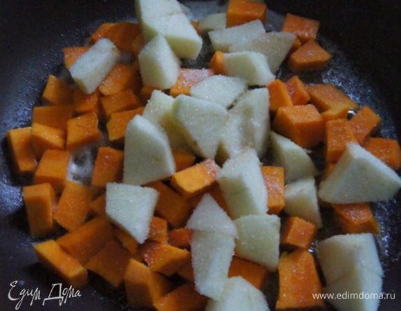 Для начинки нарезать кубиками тыкву и яблоко. В сковороде разогреть сливочное масло, припустить яблоко и тыкву, присыпав ванильным сахаром около 5 минут. 