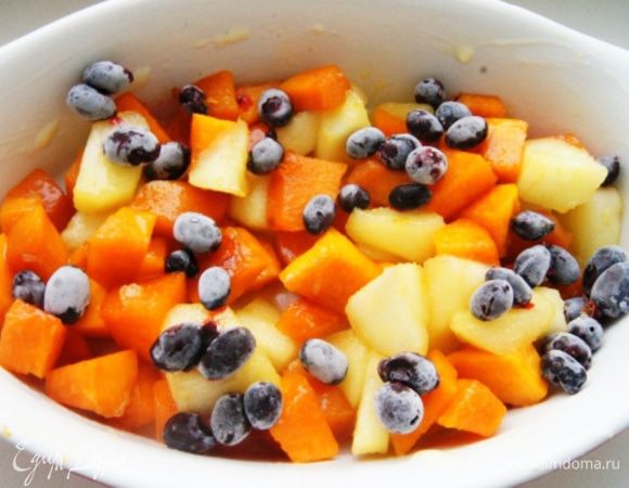 Форму для запекания смазать сливочным маслом и заполнить начинкой, добавить ягоды (у меня замороженная жимолость). Вы можете взять вашу любимую ягоду, а летом использовать свежую.