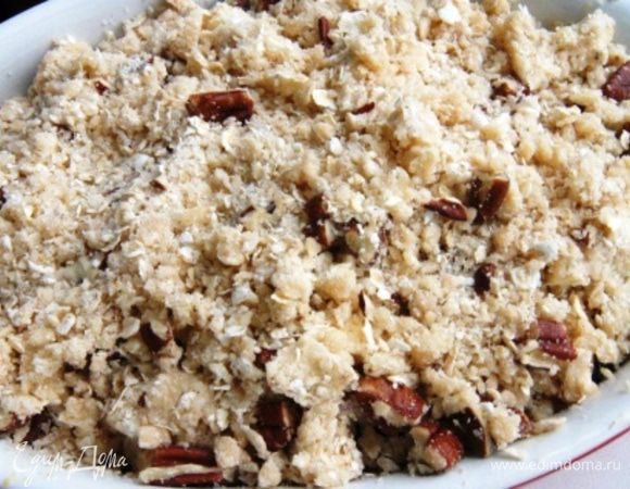 Присыпать начинку крошкой и запекать в разогретой до 210°С духовке, около 15 — 20 минут. 