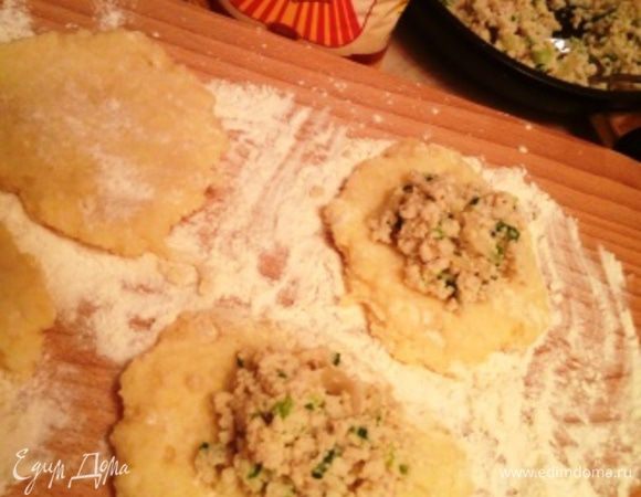 На середину каждой лепешки кладем фарш.
