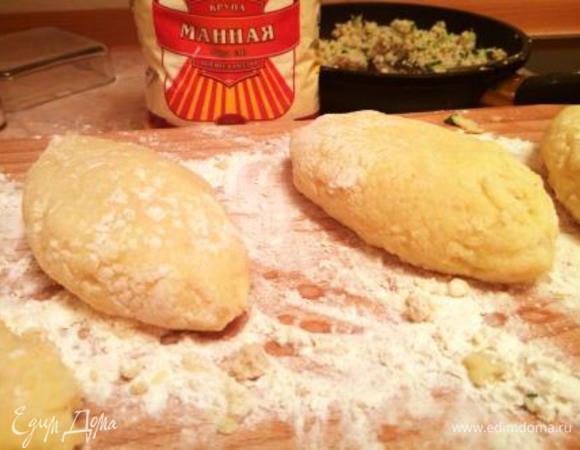 Теперь самый сложный этап — лепка зраз. Аккуратно защипываем края, как пирожки. Могут возникнуть сложности: края не хотят склеиваться, смочите руки в воде и дело пойдет быстрее.