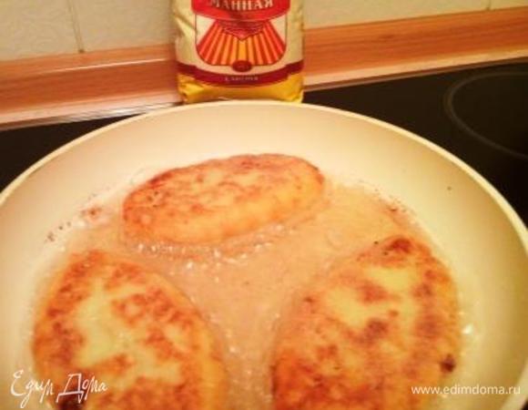 Панируем наши зразы в муке и обжариваем на растительном масле до аппетитного золотистого состояния.