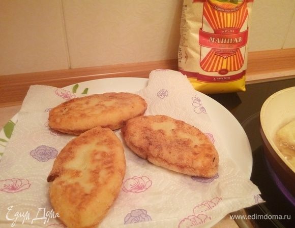 Обжаренные я кладу на бумажное полотенце, чтоб впитались излишки масла.