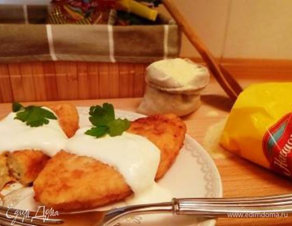 Подаем к столу со сметаной, грибным, мясным соусом. Можно подать с овощным салатом. 