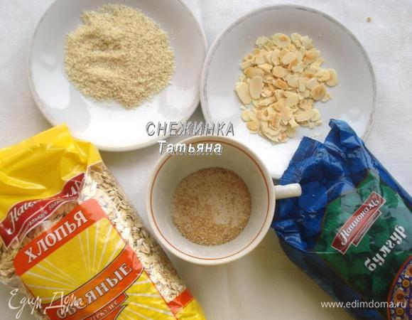 Подготовим другие ингредиенты: миндальную муку, миндальные лепестки, сахарную пудру из коричневого сахара. В ингредиентах я указала миндальную муку, но я измельчила в кофемолке миндаль, поэтому если муки у вас нет, не страшно. Миндальные хлопья нужно немного подсушить до слегка золотистого цвета на сухой сковороде. Для присыпки бананов я решила взять сахар коричневый не целиком, а измельчить его в пудру в кофемолке.