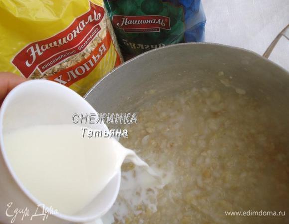 Теперь в кашу добавляем молоко и варим еще 10 минут.